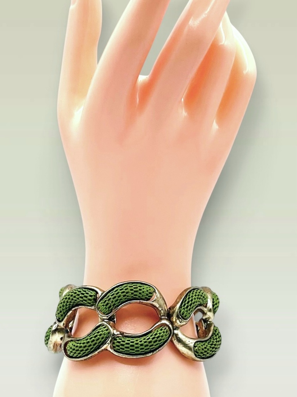 Vintage Chunky Gold Tone Green Mesh Texture Chain Link Stretch Bracelet